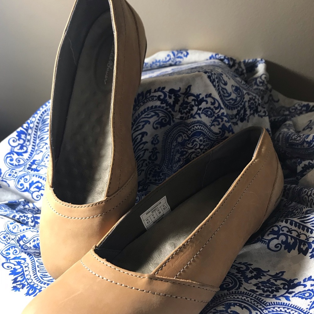 Brand new Eddie Bauer leather flats